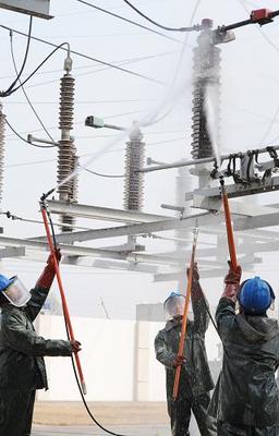 江苏省电力公司首次带电水冲洗作业获成功